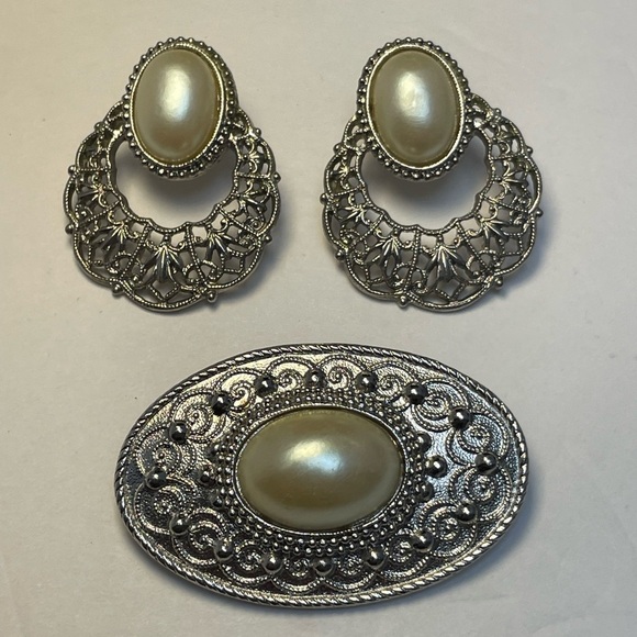 Feaux pearl and filigree and door knocker style earrings and brooch - Picture 1 of 7